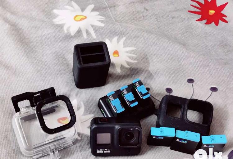 GoPro8 Black in Mint Condition + 7 Batteries. Original